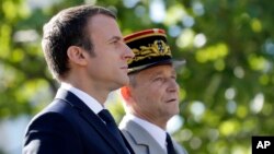 L’ex-chef d'état-major des armées françaises, Pierre de Villiers, à droite, et le président français Emmanuel Macron lors de la fête nationale de la France, aux champs Elysées, Paris, 14 juillet 2017.