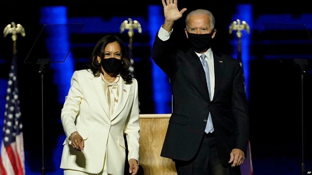 Novoizabrani predsednik i potpredsednica SAD Džo Bajden i Kamala Haris posle obraćanja naciji u Vilmingtonu u Delaveru, 7. novembar 2020. (Foto: AP/Andrew Harnik/Pool)