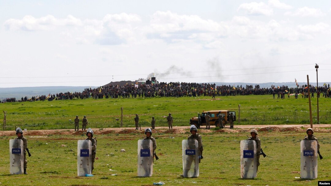Tentara Turki menjaga garis perbatasan antara Turki dan Suriah dekat kota Suruc, provinsi Sanliurfa (17/3). (Reuters/Umit Bektas)