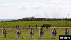 Tentara Turki menjaga garis perbatasan antara Turki dan Suriah dekat kota Suruc, provinsi Sanliurfa (17/3). (Reuters/Umit Bektas)