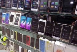 Undated photo of mobile phones on sale in an Iranian store (Courtesy: IRNA)
