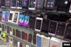 Undated photo of mobile phones on sale in an Iranian store (Courtesy: IRNA)