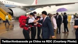 Ambassadeur ya Chine na RDC Zhu Jing azali koyamba lipinga lya minganga ya ekolo Chine likomi na libanda lya mpepo ya N'Djili, Kinshasa, 12 mai 2020. (Twitter/Ambassade ya Chine na RDC)