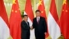 中国国家主席习近平在北京举行的第二届“一带一路”论坛双边会议前与印尼副总统优素福·卡拉握手。（2019年4月25日）