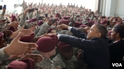 Barack Obama saluda en Fort Bragg a militares estadounidenses que combatieron en Irak.