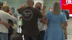 Երկուշաբթի օրը Սիդնեյի միջազգային օդանավակայանում ընտանիքները վերամիավորվում են