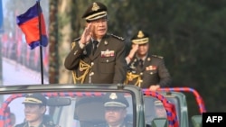 Thủ tướng Campuchia Hun Sen và con trai Hun Manet (sau) tại một lễ duyệt binh hồi tháng 1/2019.