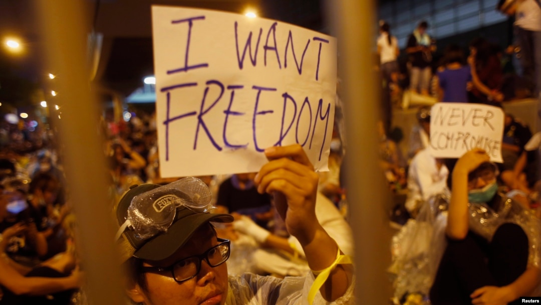Para demonstran memegang poster-poster dalam demonstrasi yang dihadiri ribuan orang di depan kantor-kantor pemerintahan di Hong Kong (27/9). (Reuters/Bobby Yi)