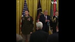 特朗普总统为一名拯救人质的美国军人颁发勋章