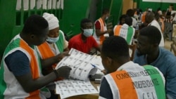 Des membres de la Commission électorale en Côte d'Ivoire.