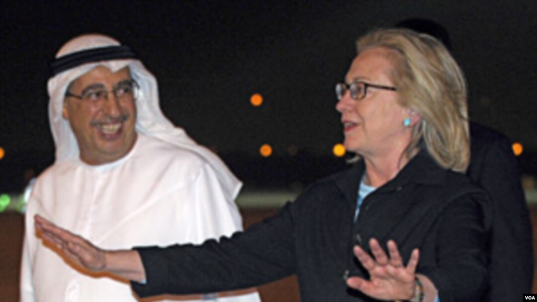 Menlu AS Hillary Rodham Clinton disambut oleh pejabat UEA, Tareq Al-Haidan di bandara Abu Dhabi (8/6).