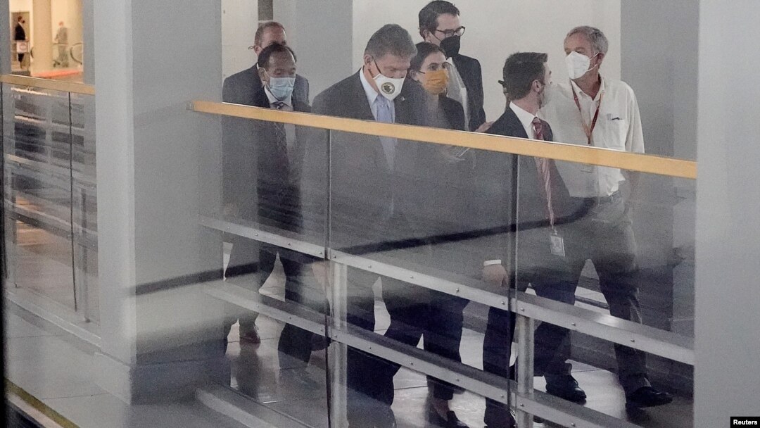 El senador estadounidense Joe Manchin es visto a través de una ventana de vidrio de un vagón de metro mientras recorre las entrañas del Capitolio después de una reunión con funcionarios de la Casa Blanca, el 27 de octubre de 2021.