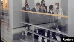 El senador estadounidense Joe Manchin es visto a través de una ventana de vidrio de un vagón de metro mientras recorre las entrañas del Capitolio después de una reunión con funcionarios de la Casa Blanca, el 27 de octubre de 2021.