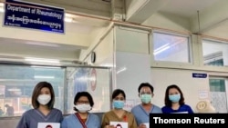 미얀마 병원 의료진이 3일 파업을 선언한 가운데 저항의 상징으로 빨간색 리본 그림을 들고 있다. 