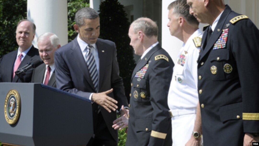 El presidente Barack Obama da la mano al general Martin Dempsey al anunciar su nombramiento en la Casa Blanca.