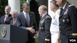 El presidente Barack Obama da la mano al general Martin Dempsey al anunciar su nombramiento en la Casa Blanca.