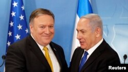 PM Israel Benjamin Netanyahu (kanan) saat bertemu dengan Menlu AS Mike Pompeo di Tel Aviv, Israel, 29 April 2018. (Foto: dok).