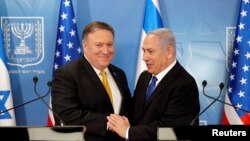 Perdana Menteri Israel Benjamin Netanyahu berjabat tangan dengan Menteri Luar Negeri AS Mike Pompeo di kantor Kementerian Pertahanan Israel di Tel Aviv, 29 April 2018