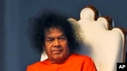 赛巴巴2010年在新德里会见信徒留影