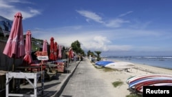 Pantai Pandawa yang terlihat kosong di tengah penyebaran COVID-19 di Kuta Selatan, Bali, 23 Maret 2020. (Foto: REUTERS/Johannes P. Christo)