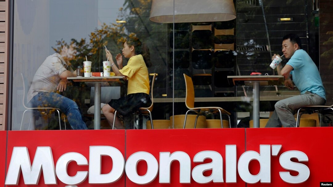 Một cửa hàng đồ ăn nhanh McDonald's của Mỹ tại thành phố Hồ Chí Minh. Việt Nam được cho là nước hưởng lợi lớn nhất từ cuộc chiến thương mại Mỹ-Trung hiện đang leo thang với đợt áp thuế mới nhất của Tổng thống Donald Trump đối với Trung Quốc.