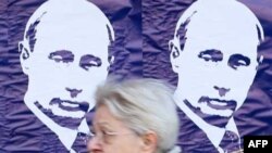 Posteri sa likom ruskog premijera, izlepljeni uoči njegove posete Beogradu