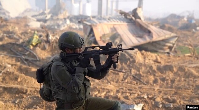 Un soldado israelí opera en la Franja de Gaza en medio del conflicto entre Israel y el grupo islamista palestino Hamás, en esta captura de pantalla obtenida de un video publicado el 8 de enero de 2024.