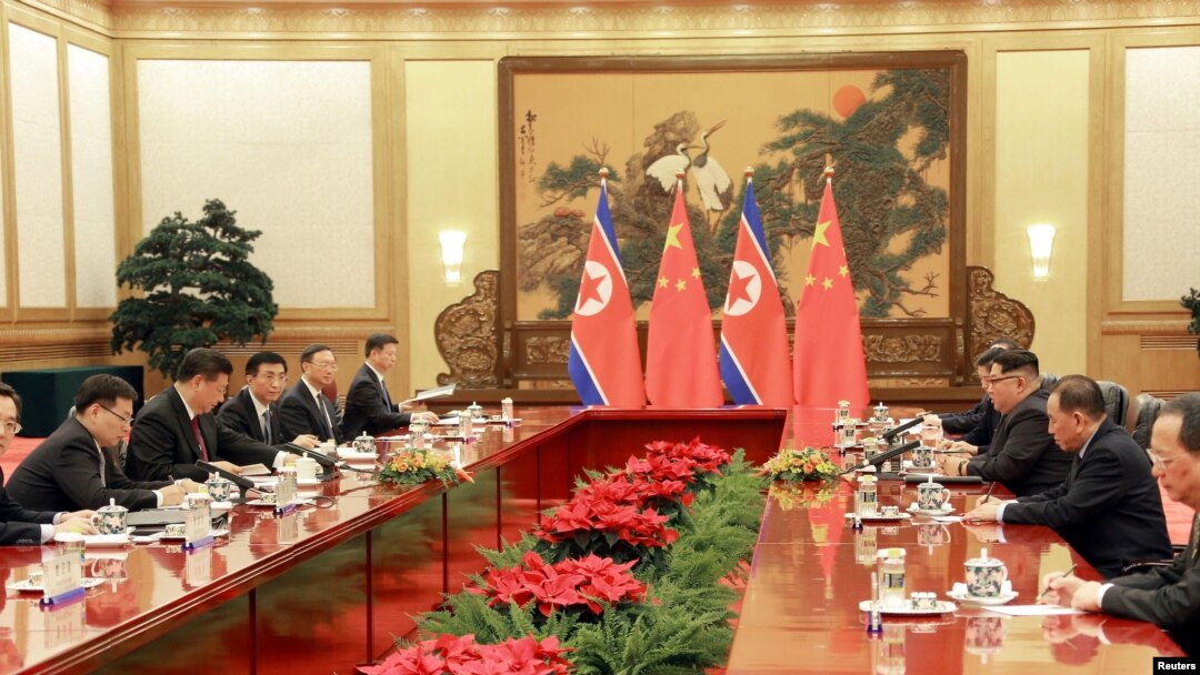 Pemimpin Korea Utara Kim Jong Un menghadiri pertemuan dengan Presiden China Xi Jinping di Beijing, dalam kunjungan tak resmi ke China. Foto tanpa tanggal ini dirilis oleh Kantor Berita Pusat Korea Utara (KCNA) di Pyongyang, 28 Maret 2018.