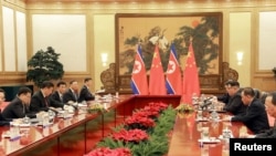 Pemimpin Korea Utara Kim Jong Un menghadiri pertemuan dengan Presiden China Xi Jinping di Beijing, dalam kunjungan tak resmi ke China. Foto tanpa tanggal ini dirilis oleh Kantor Berita Pusat Korea Utara (KCNA) di Pyongyang, 28 Maret 2018.