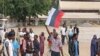 Manifestantes seguram a bandeira russa enquanto os nigerianos continuam a protestar contra as dificuldades económicas, no estado de Kaduna