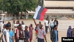 Manifestantes seguram a bandeira russa enquanto os nigerianos continuam a protestar contra as dificuldades económicas, no estado de Kaduna