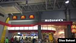 FILE - Customers buy fast food at a McDonald's restaurant in Washington, DC. (Photo: Diaa Bekheet)