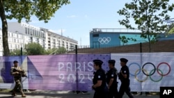 Солдат і поліцейські патрулюють вулиці Парижа, 17 липня 2024 року. Фото AP 