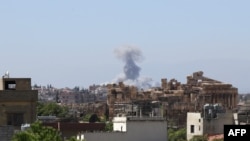 Asap membubung setelah serangan Israel di Baalbek, di lembah Bekaa, Lebanon, Rabu, 25 September 2024. (Foto: AFP)