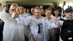 Edmundo Gonzalez Urrutia, candidato presidencial opositor, participa en un acto con jóvenes en una universidad de Caracas el 14 de julio de 2024.