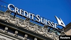 FILE: Logo bank Swiss Credit Suisse di kantor pusatnya di Zurich, Swiss, 24 Maret 2021. (REUTERS/Arnd Wiegmann)