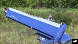 Parte de un avión privado estrellado, en el lugar del siniestro, cerca de la localidad de Kuzhenkino, en la región de Tver, Rusia, el 24 de agosto de 2023. 