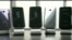 Южнокорейская компания Samsung представила две версии новейшей модели своего смартфона S8