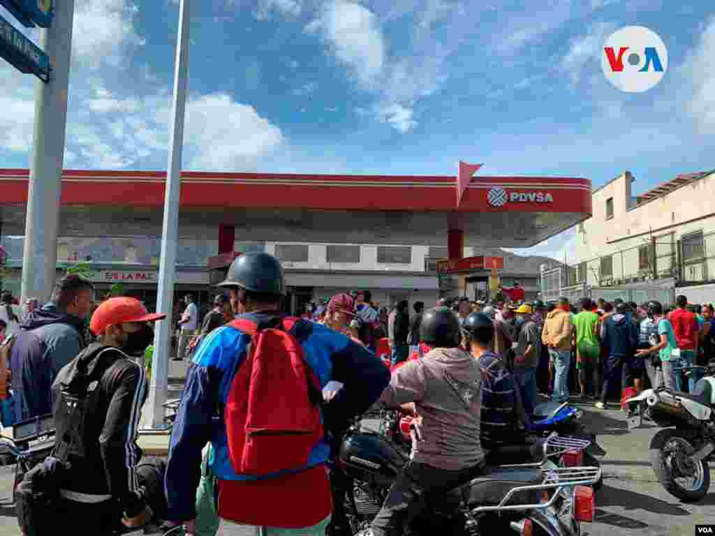 Esta estaci&#243;n, tambi&#233;n en el oeste y a unas pocas cuadra de la primera, presentaba cola de veh&#237;culos y motos. Este el segundo aumento del precio de la gasolina de la era chavista. El primero fue en 2016 y no fue a precio internacional.