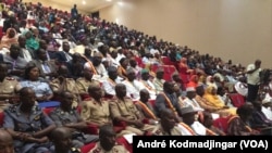 Les officiels tchadiens à N'Djamena, le 18 juin 2019. (VOA/André Kodmadjingar)