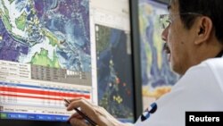 A science research specialist monitors computer data on the recorded earthquake at the Seismology agency office in Quezon City, Metro Manila, the Philippines, August 31, 2012.