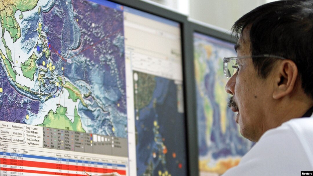 Spesialis riset sains mengamati data komputer mengenai gempa bumi di lembaga seismologi Quezon City, Filipina. (Foto: Reuters)