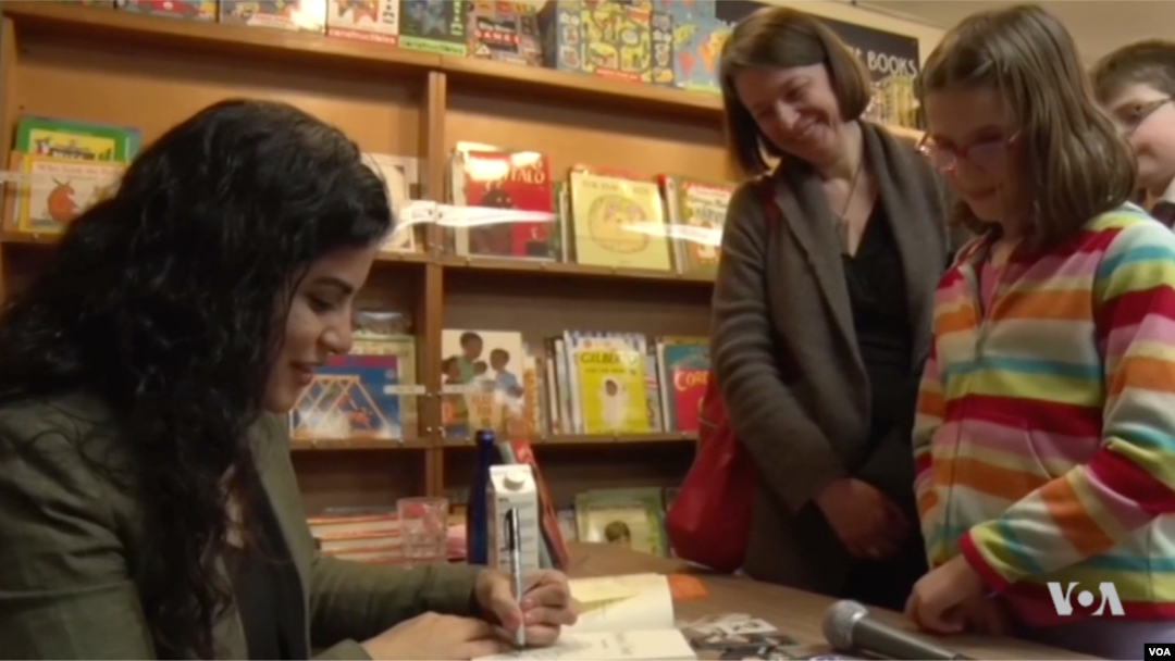 Hena Khan menandatangani buku di Washington, D.C. (Foto: VOA)