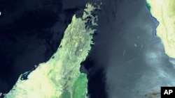 En esta imagen del 13 de junio de 2019 entregada por la Comisión Europea, procedente del satélite Sentinel 2 y procesada por Sinergise's Sentinel Hub, se aprecia el barco de propiedad noruega MT Front Altair, abajo a la derecha, en llamas y humeante en el Golfo de Omán.