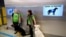 Los perros Valo (izq.) y E.T. ,son entrenados para detectar el coronavirus entre los pasajeros que llegan a Helsinki.