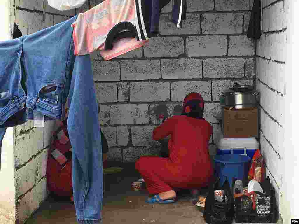 Para perempuan bekerja di dapur darurat dalam sebuah kamp pengungsi di luar kota Makhmour, Irak (11/4). (VOA/S. Behn)