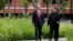 Tổng thống Mỹ Donald Trump (trái) và lãnh tụ Bắc Hàn Kim Jong Un tại Singapore trước cuộc gặp thượng đỉnh hôm 12/6.