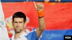 Petenis Serbia Novak Djokovic merayakan kemenangannya atas petenis Republik Ceko Tomas Berdych dalam semifinal Kejuaraan Tenis ATP di Dubai hari Jumat (25/2).