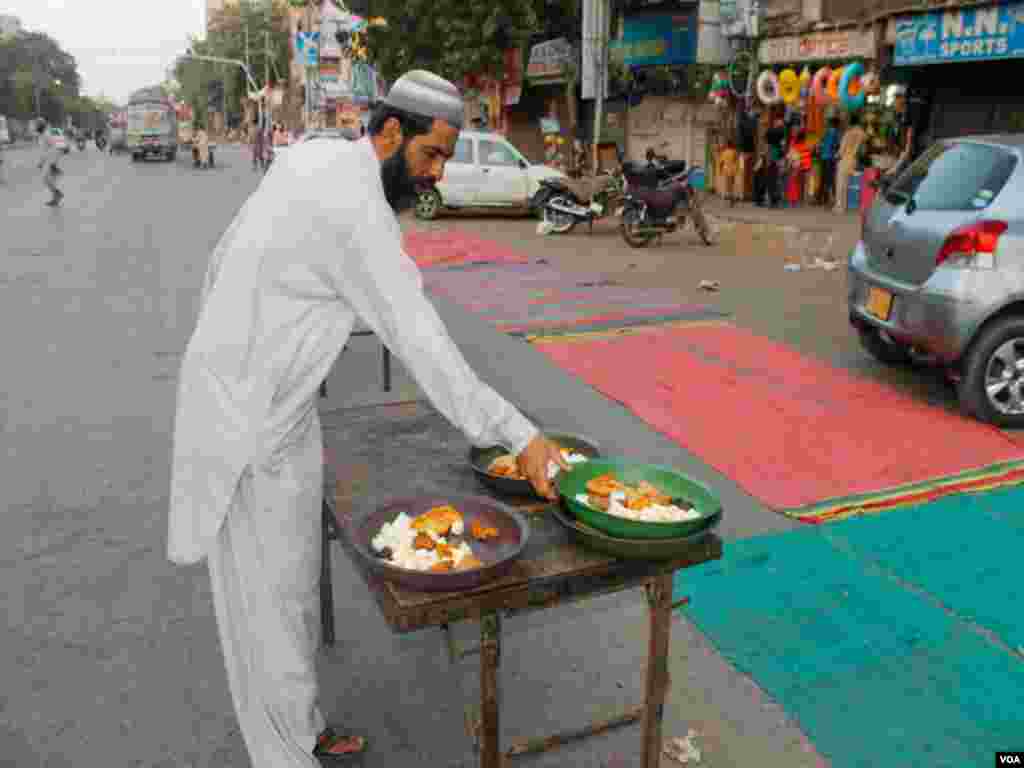 شہر کی مختلف شاہراہوں پر سڑکوں پر روزہ افطار کرنے کی ایک روایت قائم ہے افطاری میں کھجور سمیت سموسے اور پھل بھی پیش کئے جاتے ہیں