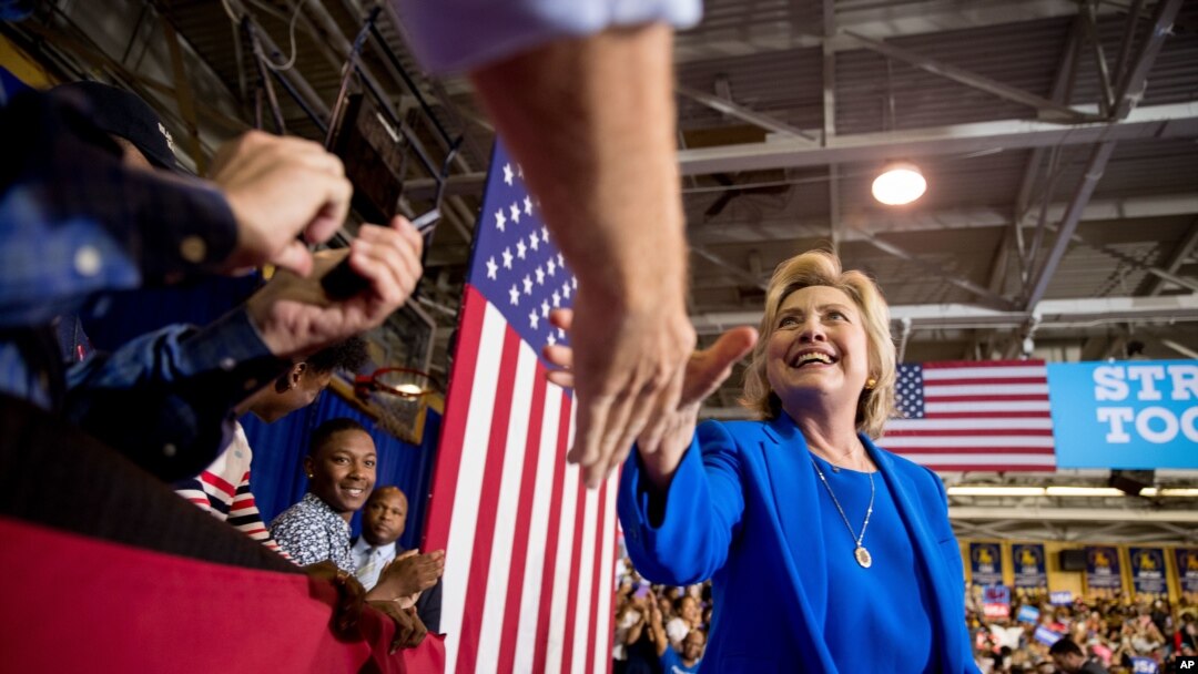 Kandidat presiden AS dari Partai Demokrat, Hillary Clinton, menyapa pendukungnya dalam kampanye di Johnson C. Smith University di Charlotte, North Carolina (8/9). (AP/Andrew Harnik)